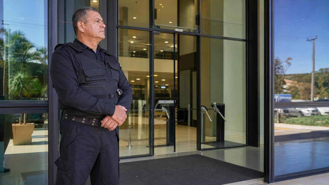 Vigilante em uniforme na entrada de estabelecimento comercial no Rio Grande do Sul